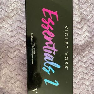 Violet Voss Essentials 2 palette